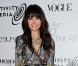 Nicole Richie opte pour un style bohème-chic lors du gala de charité the Art of Elysium's le 16 janvier 2010 à Los Angeles. Imprimés, pochette vernie rouge et chevelure brune ondulée... Nicole est souriante et rayonnante !