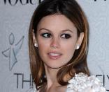 Rachel Bilson : une ravissante des baby-doll dans une robe bustier en flanelle Chanel et des escarpins, signés Yves Saint-Laurent. Bouche rosée et taches de rousseur, une vraie beauté lors du gala de charité the Art of Elysium's le 16 janvier 2010 <b
