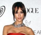 Jessica Alba, divine dans cette robe bustier orange, courte et cintrée lors de la soirée de charité The Elysium's le 16 janvier 2010 à Los Angeles. Collier ras-de-cou, escarpins et pochette vernie, une vraie princesse !  