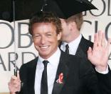 Malgré la pluie, l'acteur australien Simon Baker ( Mentalist ) conserve son sourire et sa classe naturelle à la remise des Golden Globes à Los Angeles, le 17 janvier 2010 !
