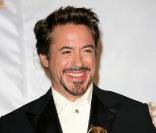 Robert Downey Jr. a la banane : avant son retour dans le costume d' Iron Man  il s'offre un prix d'interprétation pour  Sherlock Holmes  aux Golden Globes à Los Angeles, le 17 janvier 2010 !