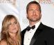 Gerard Butler n'est qu'une brute, il sait prendre soin de ses collègues, comme ici la charmante Jennifer Aniston. Remise des Golden Globes à Los Angeles, le 17 janvier 2010 !