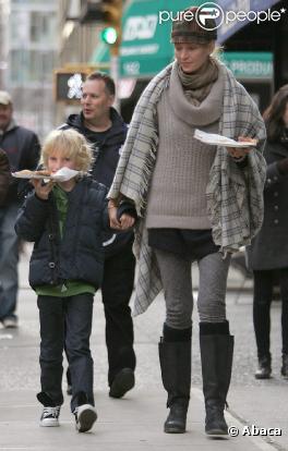 Uma Thurman va chercher son fils Levon à l'école et lui paie une pizza le 20 janvier 2010 à New York