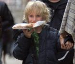 Uma Thurman va chercher son fils Levon à l'école et lui paie une pizza le 20 janvier 2010 à New York