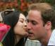 Le Prince William étouffé sous une pluie de fans hystériques ! Quel tombeur !