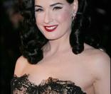 Dita Von Teese arrive aux NRJ Music Awards