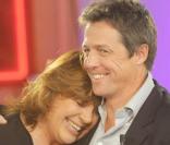 Hugh Grant sur le plateau de Vivement Dimanche avec Michèle Bernier 