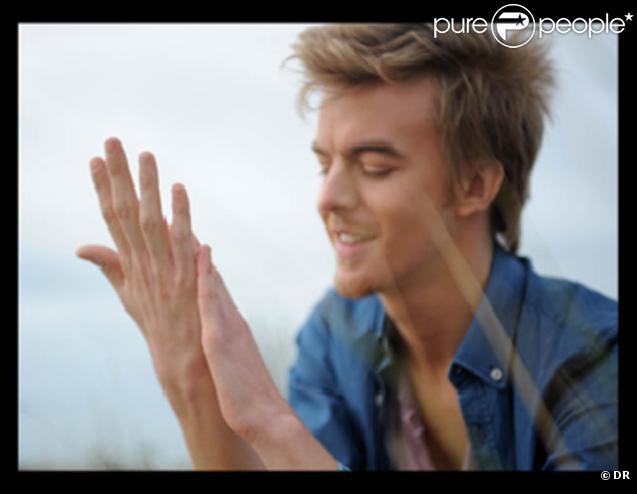 Thierry Amiel a dévoilé le clip qui signe son retour, illustrant la ballade  Où vont les histoires ? 