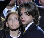 Paris et Prince Michael lors de l'hommage public au Staples Center à Los Angeles en juillet 2009 
