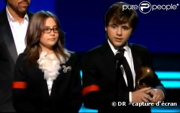 Prince Michael et Paris lors de l'hommage de Michael Jackson durant les Grammy Awards le 31 janvier 2010