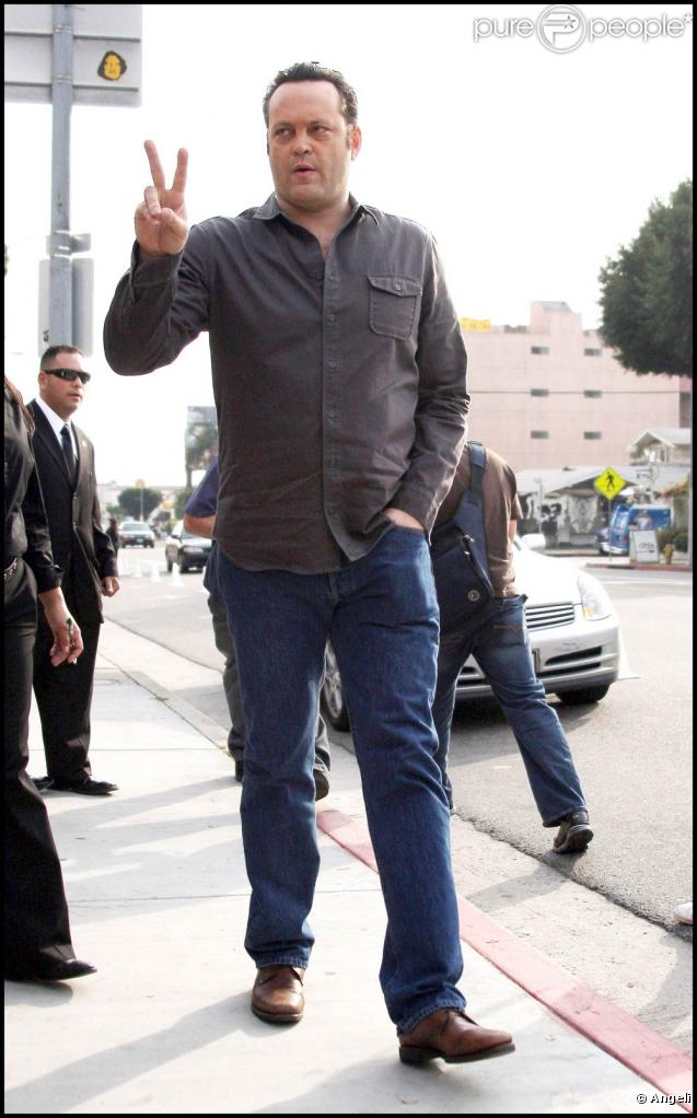 We are the world a été réenregistrée au profit de Haïti en 2010 pour le 25e anniversaire de sa création, avec de nombreuses stars, dont Vince Vaughn 