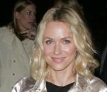 Naomi Watts, une véritable fan des trenchs signés Burberry