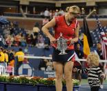 Kim Clijsters remporte l'US Open, à New York, et laisse éclater sa joie dans les bras de sa famille. Le 13 septembre 2009 !