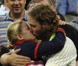 Kim Clijsters remporte l'US Open, à New York, et laisse éclater sa joie dans les bras de sa famille. Le 13 septembre 2009 !