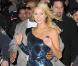 Quand Paris Hilton quitte le Ed Sullivan Theater, mercredi 3 février, après sa participation au  Late Show  de David Letterman... fini le jogging-casquettes, c'est dans une sublime robe moulante bleue qu'elle s'affiche ! 