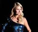 Quand Paris Hilton quitte le Ed Sullivan Theater, mercredi 3 février, après sa participation au  Late Show  de David Letterman... fini le jogging-casquettes, c'est dans une sublime robe moulante bleue qu'elle s'affiche !