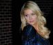 Quand Paris Hilton quitte le Ed Sullivan Theater, mercredi 3 février, après sa participation au  Late Show  de David Letterman... fini le jogging-casquettes, c'est dans une sublime robe moulante bleue qu'elle s'affiche !