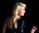 Quand Paris Hilton quitte le Ed Sullivan Theater, mercredi 3 février, après sa participation au  Late Show  de David Letterman... fini le jogging-casquettes, c'est dans une sublime robe moulante bleue qu'elle s'affiche !