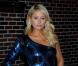 Quand Paris Hilton quitte le Ed Sullivan Theater, mercredi 3 février, après sa participation au  Late Show  de David Letterman... fini le jogging-casquettes, c'est dans une sublime robe moulante bleue qu'elle s'affiche !