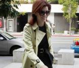 Kate Walsh parfaite en look de business woman. Le trench, pièce indémodable est parfaitement porté avec la petite robe noire et les escarpins Louboutin 