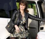 Mischa Barton en combishort liberty et derbies cloutées est radieuse. Bravo pour le perfecto et l'indémodable sac Chanel. 