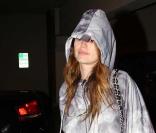 Rachel Bilson dans les rues de Los Angeles, sous la pluie
