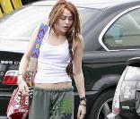 Miley Cyrus se rend en studio d'enregistrement en jogging-baskets... et en compagnie de Mate, son chiot de 2 mois et demi.