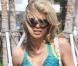 La sexy AnnaLynne McCord se promène à Miami dans une jolie robe turquoise, le 6 février 2010.