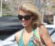 La sexy AnnaLynne McCord se promène à Miami dans une jolie robe turquoise, le 6 février 2010.