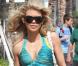 La sexy AnnaLynne McCord se promène à Miami dans une jolie robe turquoise, le 6 février 2010.