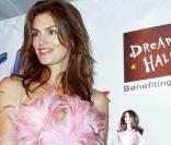 Quand Cindy Crawford se retrouve à côté de son mini-me version Barbie, elle captive tous les regards !  