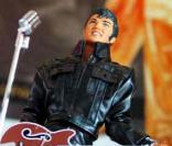 Quand Barbie s'empare d'une guitare, elle devient une vraie rockstar ! Comme Elvis Presley !  