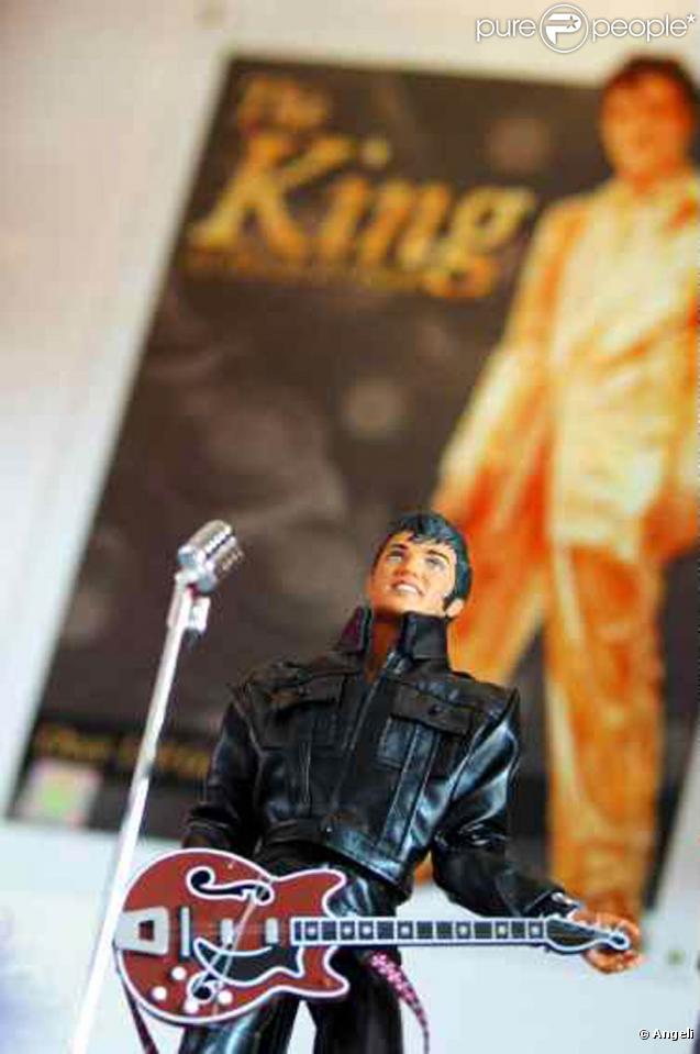 Quand Barbie s'empare d'une guitare, elle devient une vraie rockstar ! Comme Elvis Presley !  