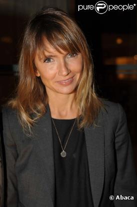 Axelle Laffont fait ses débuts sur scène en tant que chanteuse le 11 février 2010, à Paris.