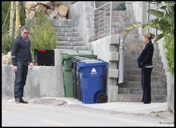 Eric Dane et Rebecca Gayheart font du rangement dans leur maison avant l'arrivée du bébé le 8 février 2010