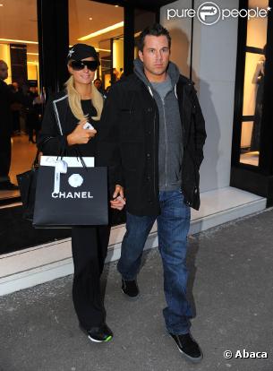  Paris Hilton et Doug Reinhardt font du shopping sur l'avenue des Champs Elysees et rue du Faubourg St Honoré à Paris le 9 février 2010. Le couple s'est rendu chez Colette, Chanel et Sephora avant de rejoindre le Ritz 