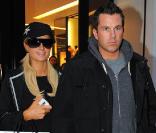 <p>Paris Hilton et Doug Reinhardt font du shopping sur l\'avenue des Champs Elysees et rue du Faubourg St Honoré à Paris le 9 février 2010. Le couple s\'est rendu chez Colette, Chanel et Sephora avant de rejoindre le Ritz</p>