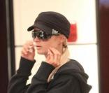 Paris Hilton et Doug Reinhardt font du shopping rue du Faubourg St Honoré à Paris le 9 février 2010. Le couple s\'est rendu chez Colette, Chanel et Sephora avant de rejoindre le Ritz