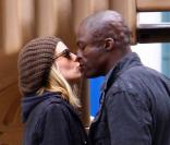 Même dans un parc en jean décontracté , quand Heidi Klum et Seal s'embrassent c'est toujours glamour ! 