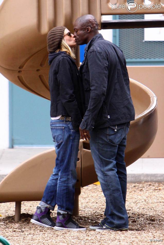 Même dans un parc en jean décontracté , quand Heidi Klum et Seal s'embrassent c'est toujours glamour ! 