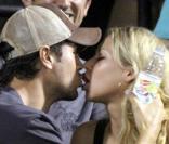 Dans les gradins, Anna Kournikova et son Enrique Iglesias ne semblent pas tellement concentrés sur ce qu'il se passe sur le terrain. Pour leur séance de biz(o)utage, ils obtiennent donc la palme du 