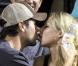 Dans les gradins, Anna Kournikova et son Enrique Iglesias ne semblent pas tellement concentrés sur ce qu'il se passe sur le terrain. Pour leur séance de biz(o)utage, ils obtiennent donc la palme du "baiser le plus sportif" ! 