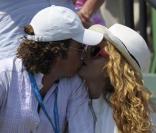 Dans les gradins, Paulina Rubio et son époux ne semblent pas tellement concentrés sur ce qu'il se passe sur le terrain. Pour leur séance de biz(o)utage, ils obtiennent donc la palme du 