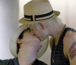 Kelly Osbourne et son mannequin Luke Worrall méritent la palme du baiser le plus rock'n'roll !  