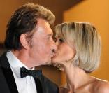 En matière de glamour, Johnny Hallyday et Laeticia ne se débrouillent pas mal non plus ! Un couple ravissant sur tapis rouge ! 