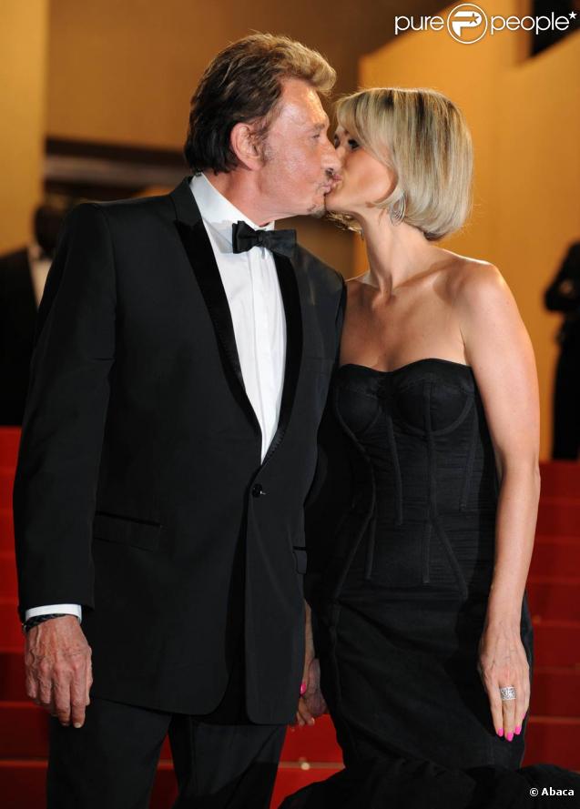En matière de glamour, Johnny Hallyday et Laeticia ne se débrouillent pas mal non plus ! Un couple ravissant sur tapis rouge ! 