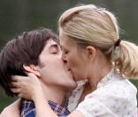 Drew Barrymore et Justin Long forment l'un des couples les plus fun de la sphère people. Et même lorsqu'ils s'embrassent... pas question de faire comme tout le monde ! Ils méritent la palme du 