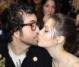 Sean Lennon et Charlotte Kemp Muhl sont fous amoureux l'un de l'autre et se sont bien trouvés. Ils forment ensemble l'un des couples les plus hype du moment alors forcément leur baiser sont parmi les plus lookés ! 