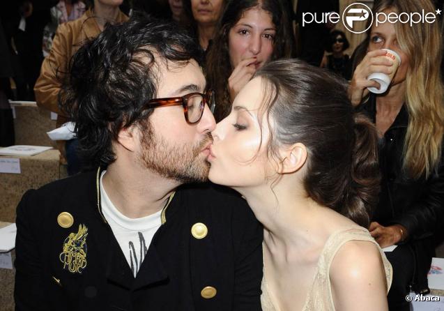 Sean Lennon et Charlotte Kemp Muhl sont fous amoureux l'un de l'autre et se sont bien trouvés. Ils forment ensemble l'un des couples les plus hype du moment alors forcément leur baiser sont parmi les plus lookés ! 