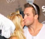 Après la tendance place aux... Has Been ! Quand Paris Hilton embrasse fougueusement son ami Doug Reinhardt, c'est vraiment cheap.  